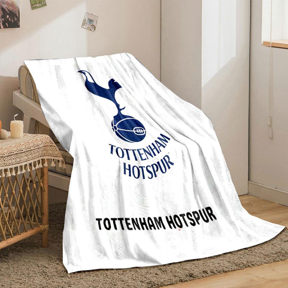 Ein Hahn steht auf einem Fußball über den Worten „Tottenham Hotspur“. Decke für alle Jahreszeiten Mittagspause Überwurf Geschenk