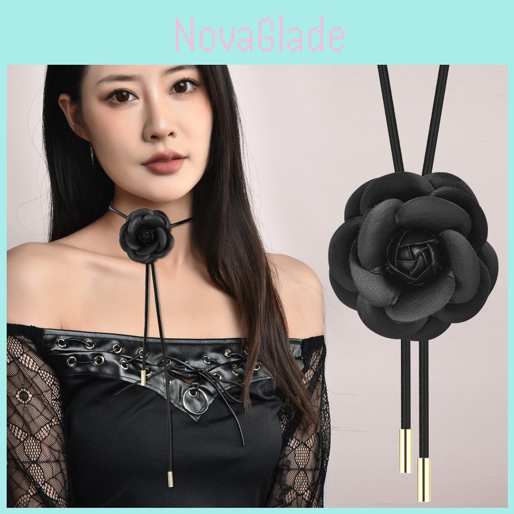 Elegant Svart Kameliablomma Halsband Med Chic Blommig Design För Kvinnor