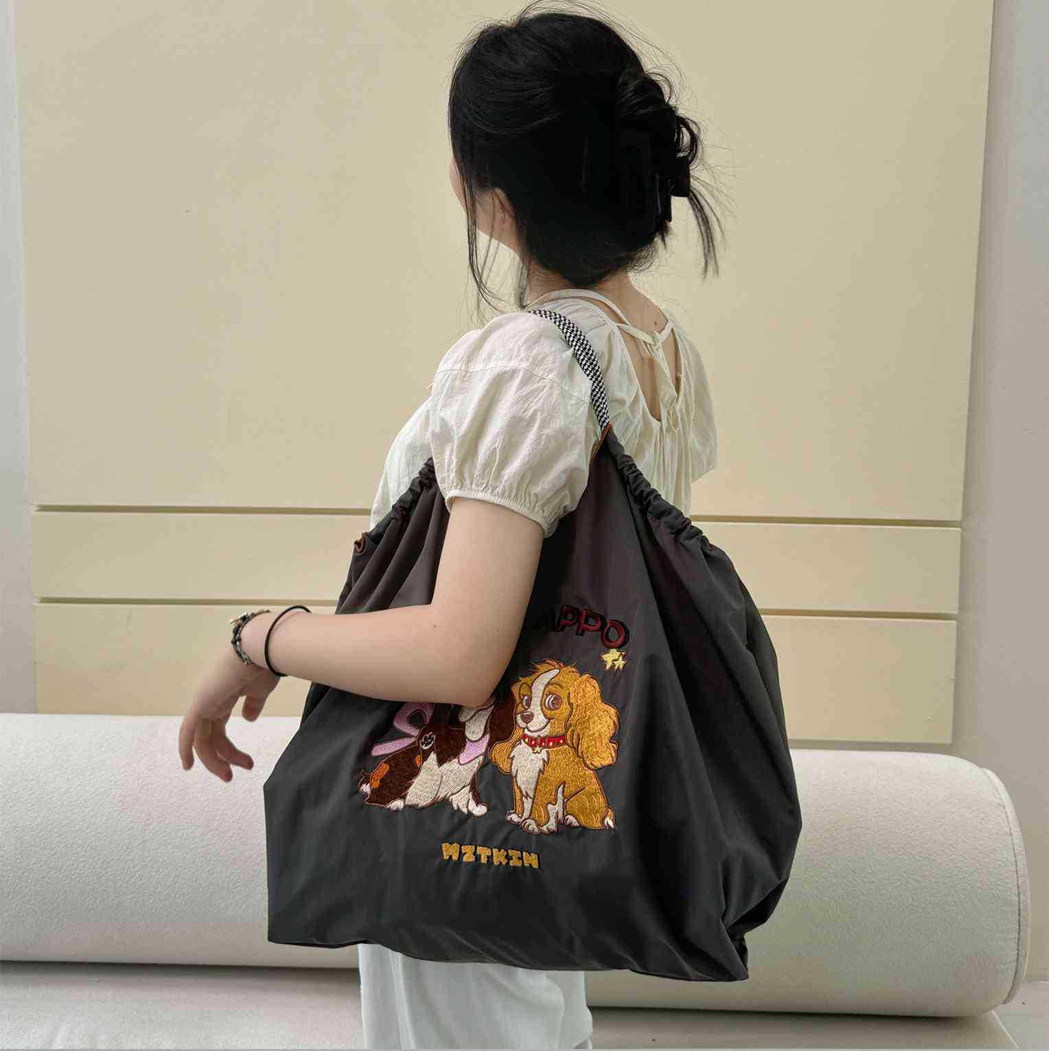 

Женская тканевая сумка-тоут большой вместимости с цветочным принтом и вышивкой Medium