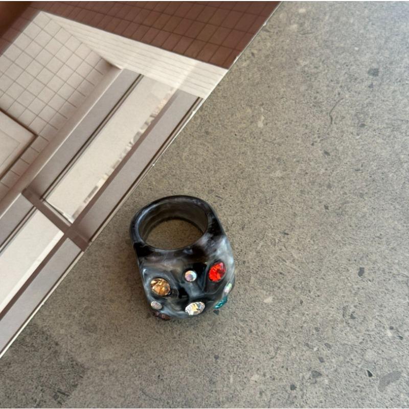 Resin diamond pleated round ring, personality trend fashion index finger ring, design sense niche ring