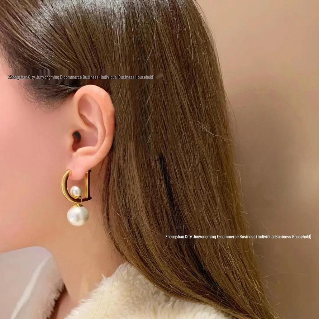High-Quality D-jia Pearl Stud Earrings: Women's Unique Design with Interchangeable Large and Small Pearl Options.