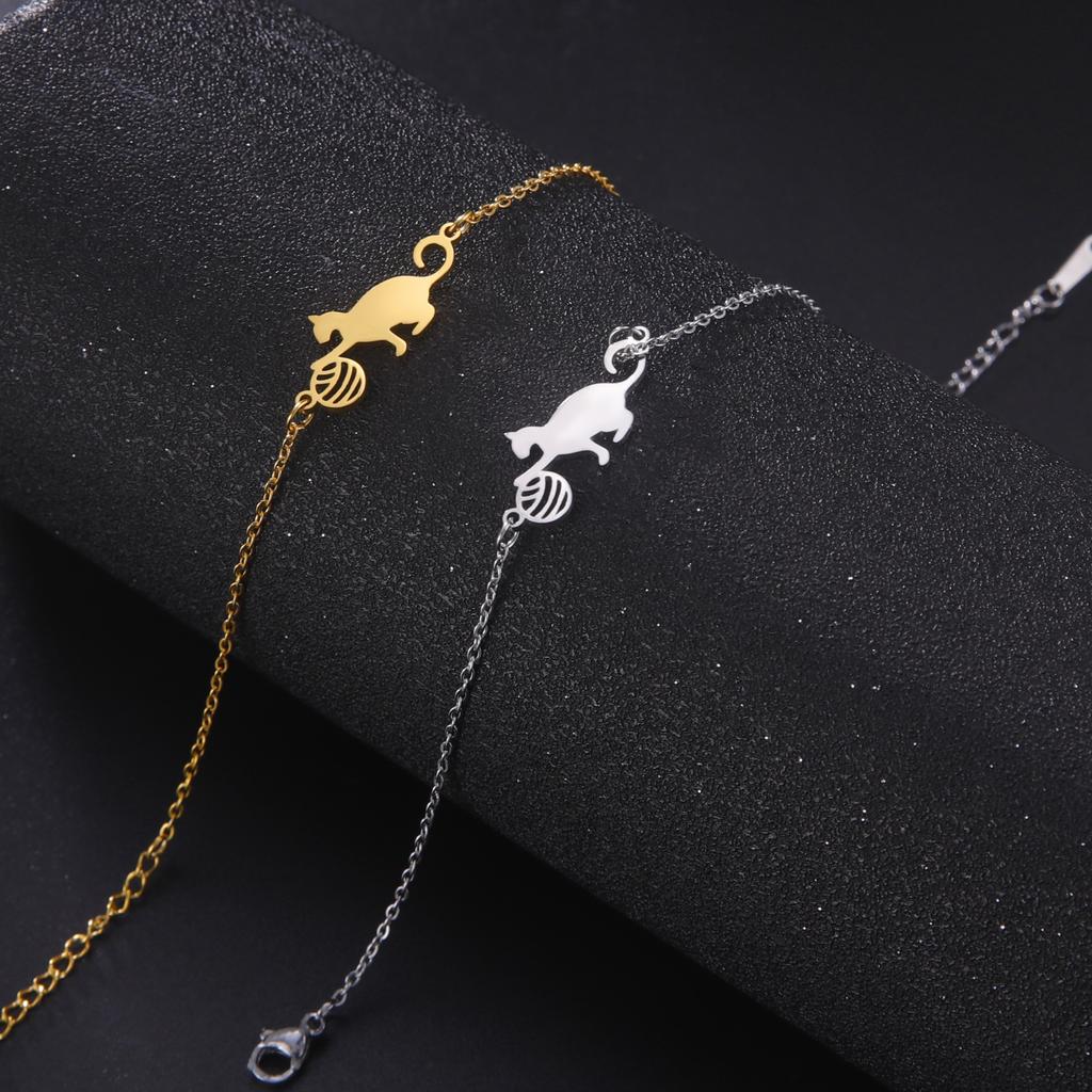Cazador Cat Playing Ball of Yarn Bracelets for Women Stainless Steel Animal Cute Kitten Charm Bracelet Jewelry Wedding Gift 2026