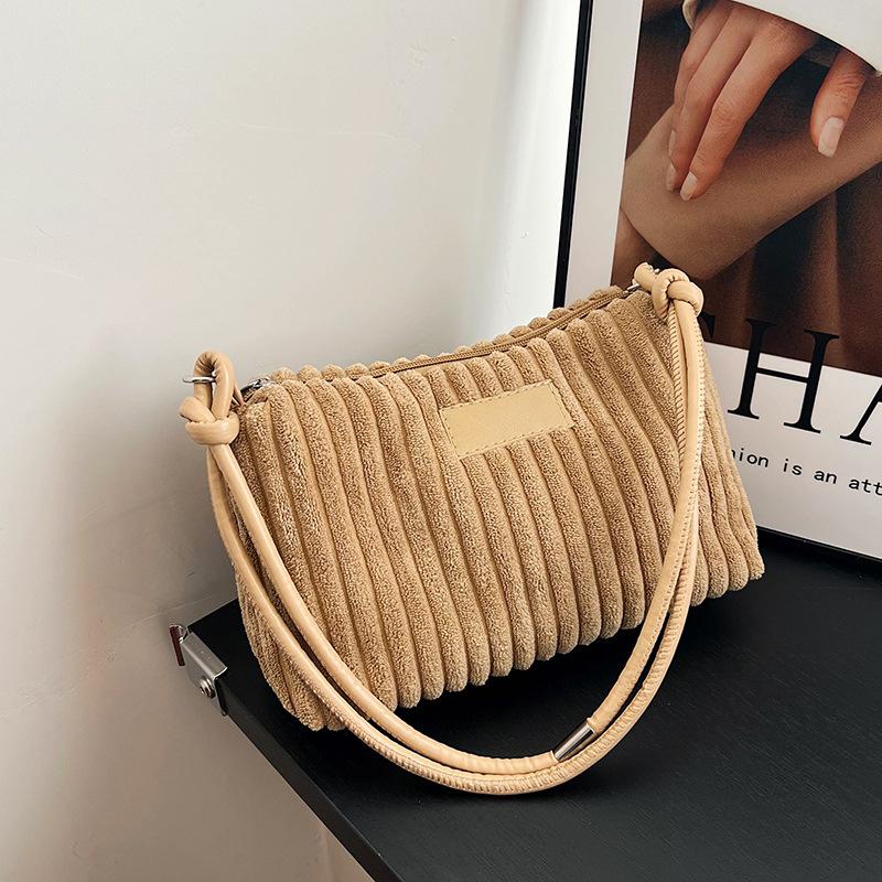 

Стильна і проста сумка 2024 зима нова оксамитова сумочка великого розміру однотонна студентська сумка через плече хакі