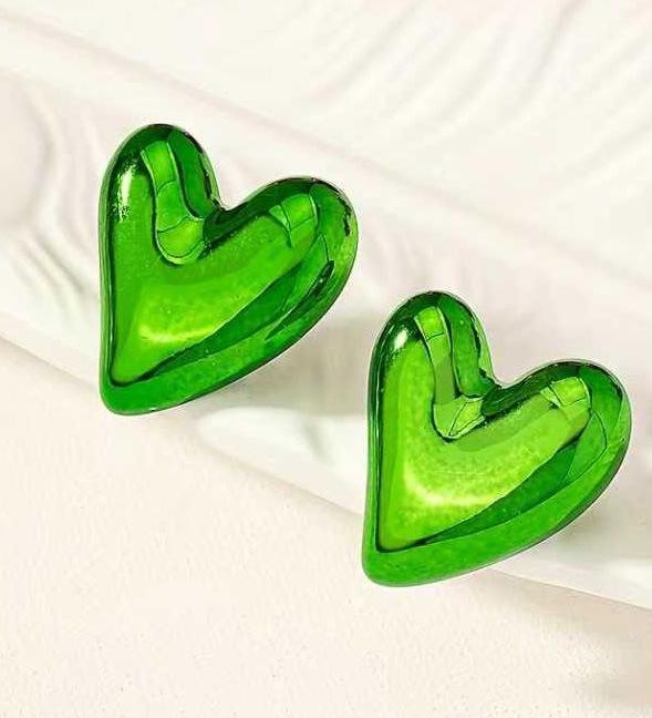 

New colorful love stud earrings are cute and elegant for everyday life зелений