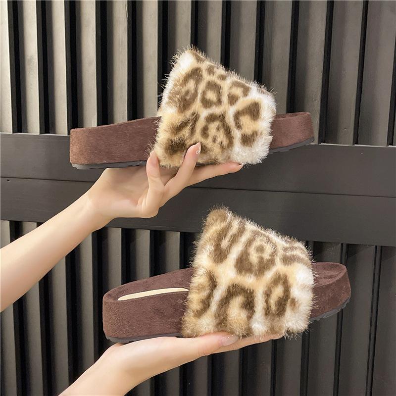 2025 Herbst und Winter neue Internet-Berühmtheit flauschige Hausschuhe Mode Plüsch dicker Boden flacher Boden Außenbekleidung erhöhende Sandalen