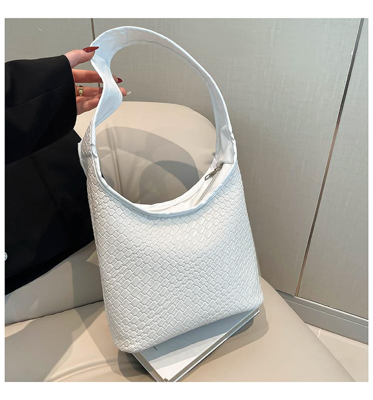 

Сумка с плетеным узором женская 2025 новая трендовая корейская версия мягкая ПУ повседневная на плечо сумка ins минималистичный стиль персонализированная сумка-ведро белый