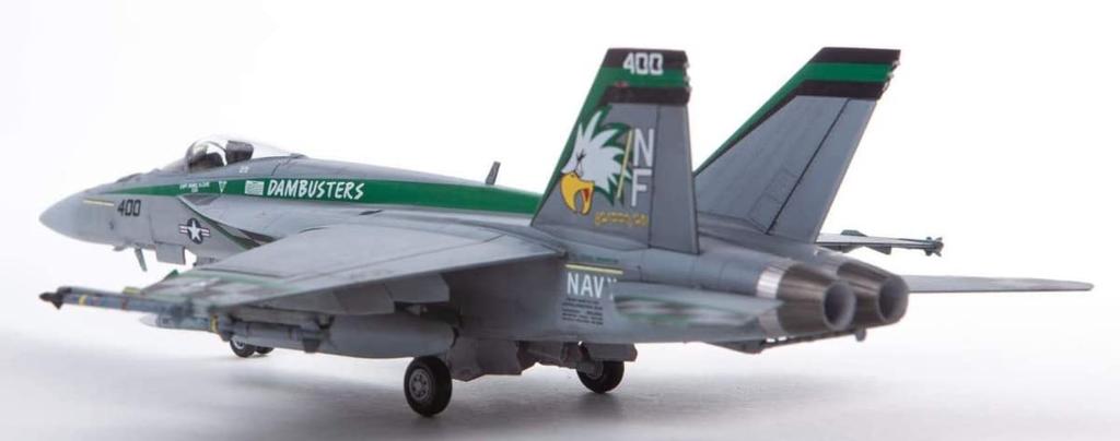 Plastikový model amerického námořnictva Super Hornet Chippy Ho v měřítku 1/72 od Doyusha. Úžasný! Č. 7 F/A-18E VFA-195 Barevně kódovaný