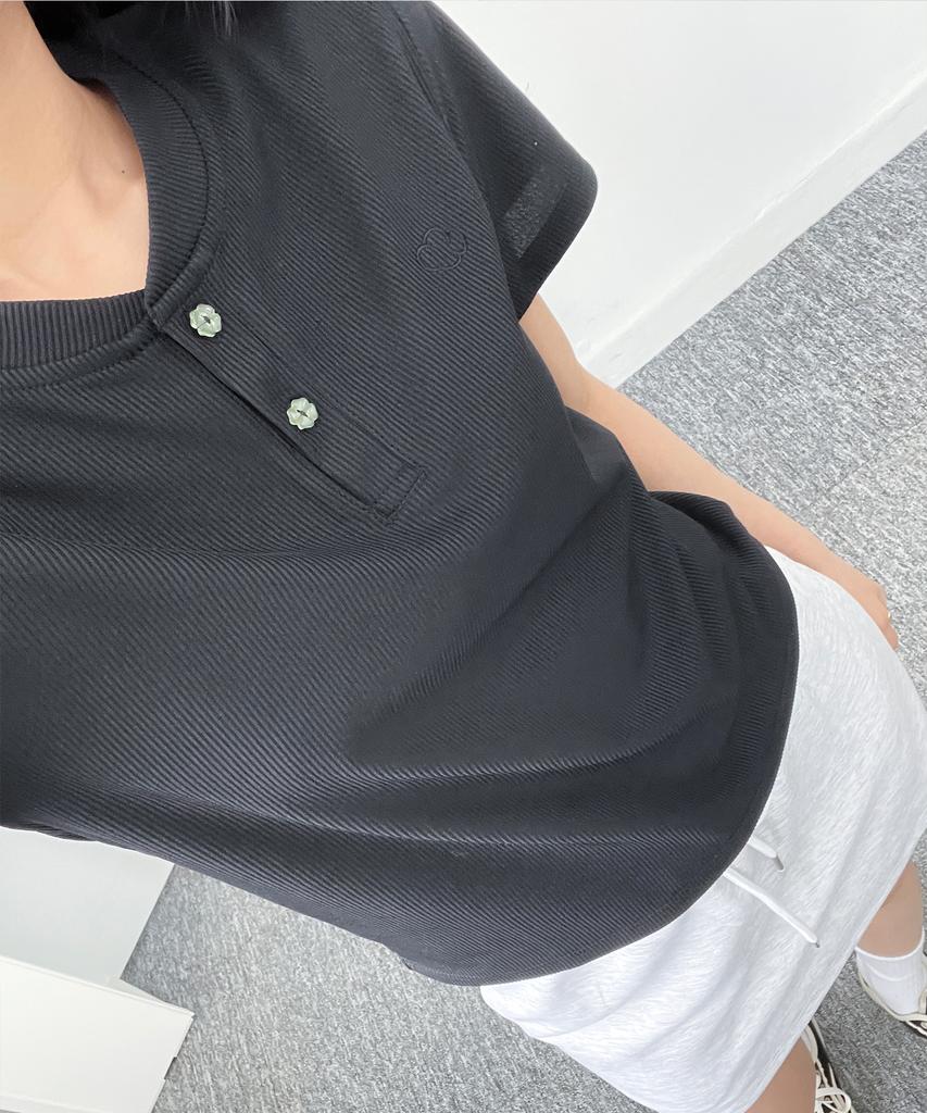 Peullupipeullupi Clover Button Semi-Crop Henley Neck T-Shirt_Black