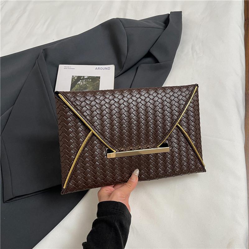 

Повседневная женская сумка клатч зеленая новый тренд зима простая плетеная узор модная сумка сумка-конверт темно-коричневого