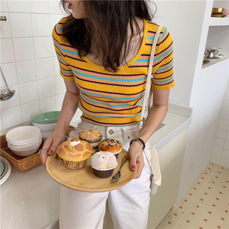 Koreanisches, energiegeladenes Mädchen, Sommer, schmale Passform und vielseitiges, bunt gestreiftes Strickhemd mit Rundhalsausschnitt, kurzärmeliges T-Shirt