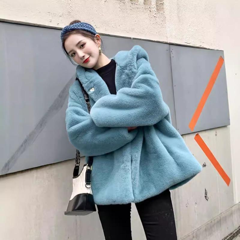Kožešinový teplý zimní kabát nový top z králičí kožešiny volné zesílené plyšové oblečení módní dámské oblečení s kapucí