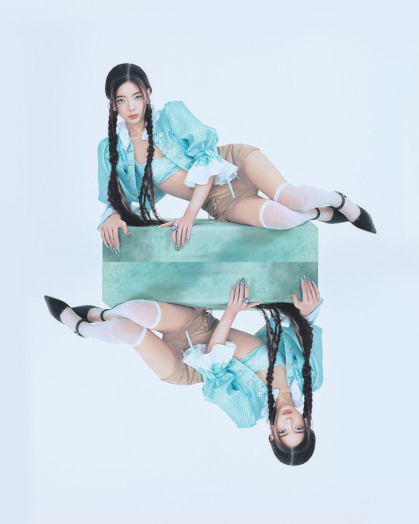 [Pre-Order] ITZY Motto Kpop Album Photocard Official Random Cake Clicker Keyring Version