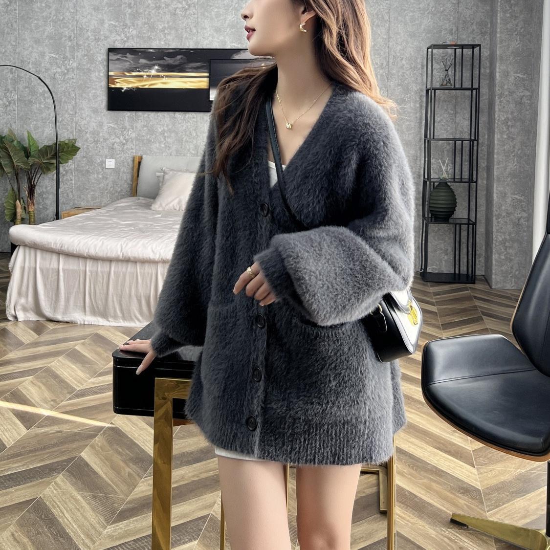 

Korean Lazy Foreign Air, Double Pocket Balloon Sleeves, Soft Waxy Imitation Mink Velvet V-neck, Gentle Wind Sweater, Women s Jacket, Autumn and Winter One size сірий
