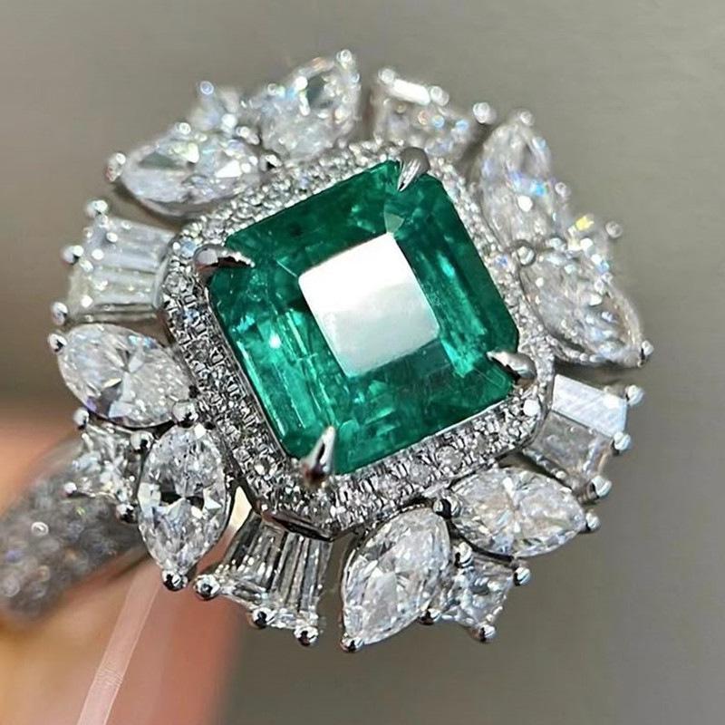 Anello da donna in giada smeraldo imitazione ricco, modello di rivista di lusso ad alto temperamento, modello di lusso leggero europeo e americano