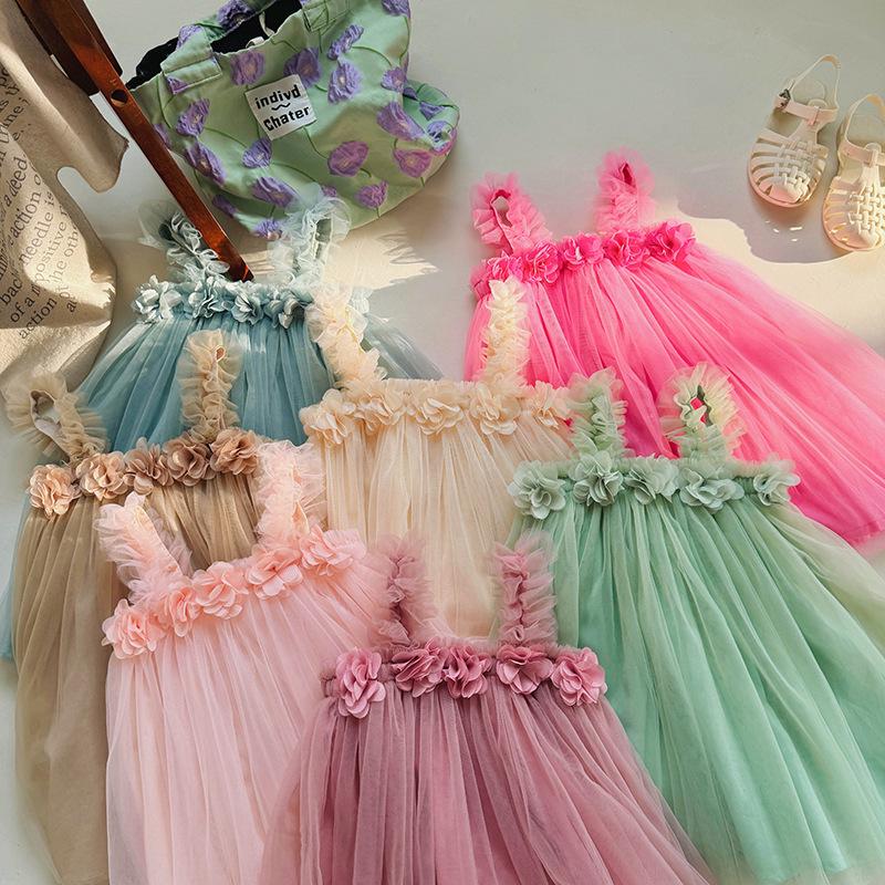 Rochie de Plajă Summer cu Bretele din Plasă și Flori 3D pentru Fete Dulci - Fustă Pufoasă de Prințesă pentru Bebelușe.