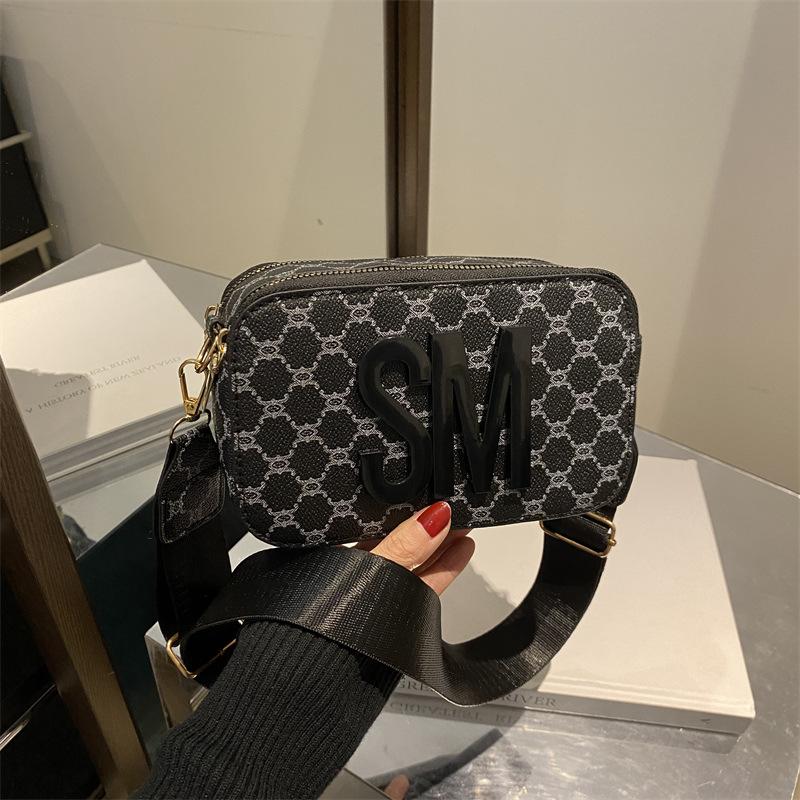

Letter printing fashionable retro high-end design sense small square bag women s niche simple new wide shoulder strap messenger bag чёрный