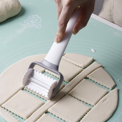 Spikes Grid Cutter Hole Punch Handheld ABS Pizza Needle Roller Cake Bread Baking Tool DIY Restaurant Bakery Home Kitchen