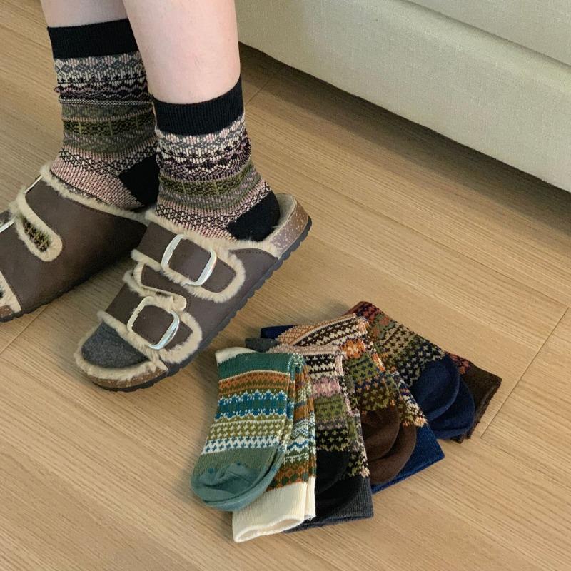 Autumn and Winter Socks: Women's Ethnic Style Thickened and Warm Combed Cotton Mid-calf Socks, Retro Style