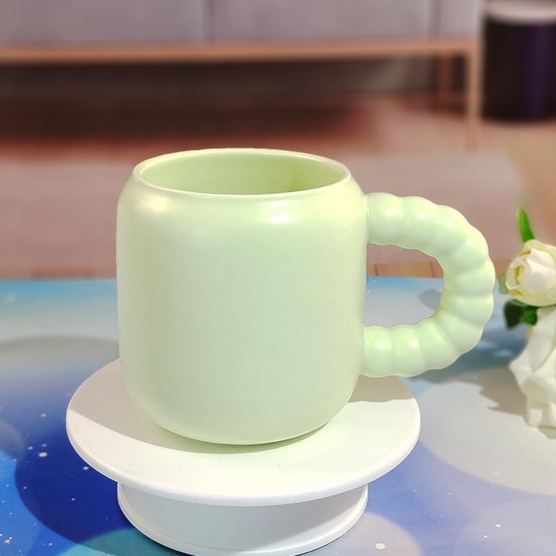 

Керамические чашки для питья для мужчин и женщин карамельного цвета, с перламутровыми ручками, бытовые кофейные чашки с крышками и ложками 450ml