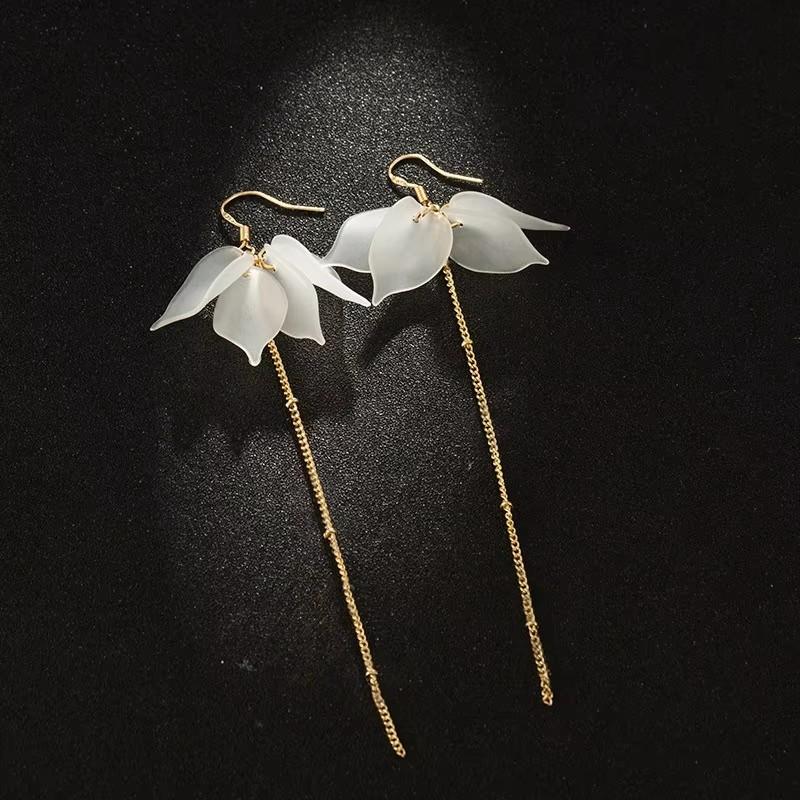 New Flower Hanging Earrings White Enamel Floral Acrylic Petals Crystal Imitation Pearl Dangle Earrings for Women brincos