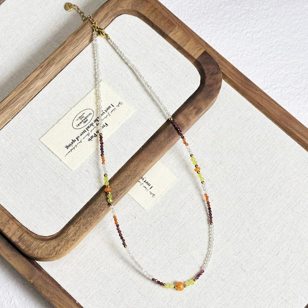 Mehrfarbige Luxus-Halskette aus Naturstein mit Mondstein- und Granatperlen