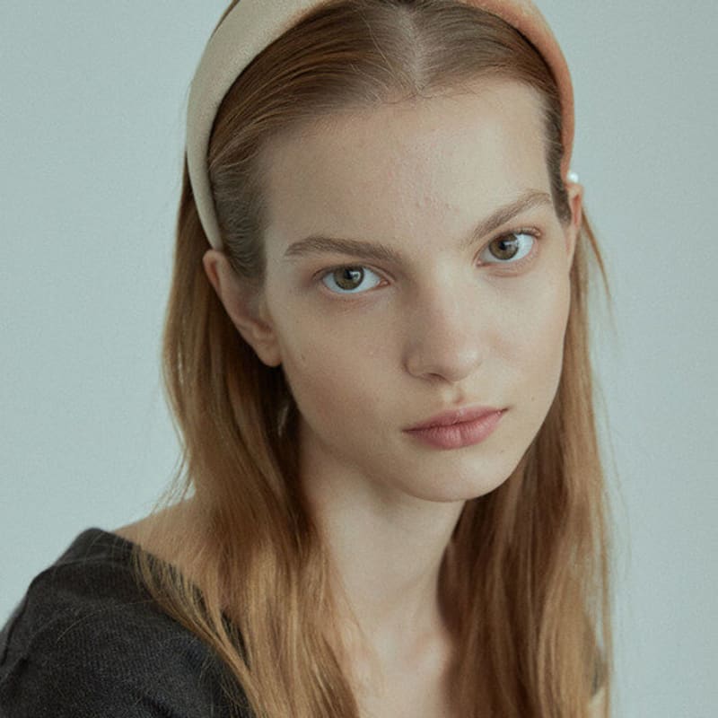 

Повязка на голову Elizabeth Moments из верблюжьего бархата Camel