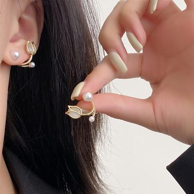 Un paio di piccoli orecchini a bottone con perle a forma di tulipano per donna, orecchini e orecchini versatili dal temperamento raffinato.