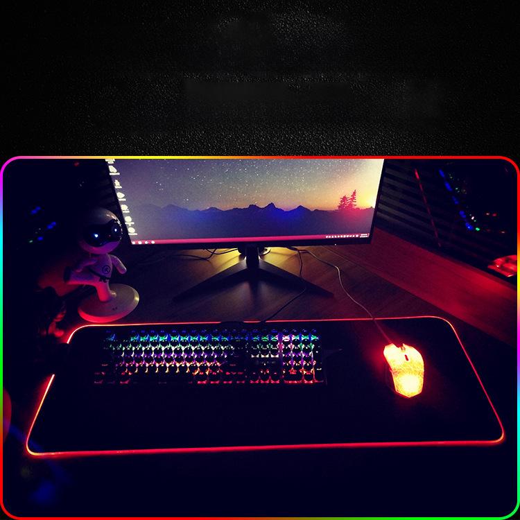 Tappetino per Mouse da Gioco Luminoso a LED RGB con Bordo Bloccato - Tappetino Oversize per E-Sports e Uso Ufficio
