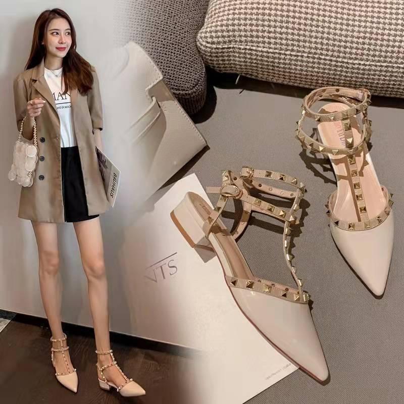 Sandaler dam sommar nya plattbottnade spetsiga nitar enspänne högklackade damskor tjock klack enskor