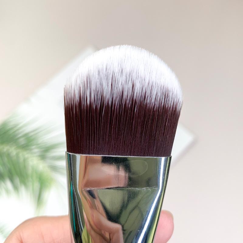 Streak-Free Flat-Head Tongue-Shaped Foundation Brush for Quick, Powder-Free Makeup Application