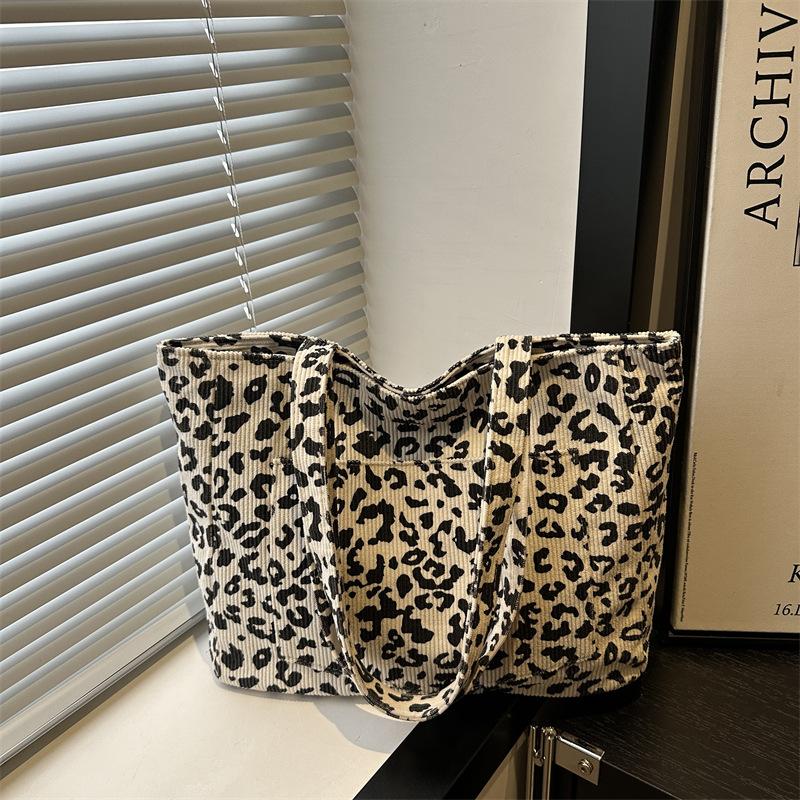 

Сумка большой вместимости женская 2025 новая повседневная сумка с леопардовым принтом в иностранном стиле ретро тоут для通勤 на плечо белый