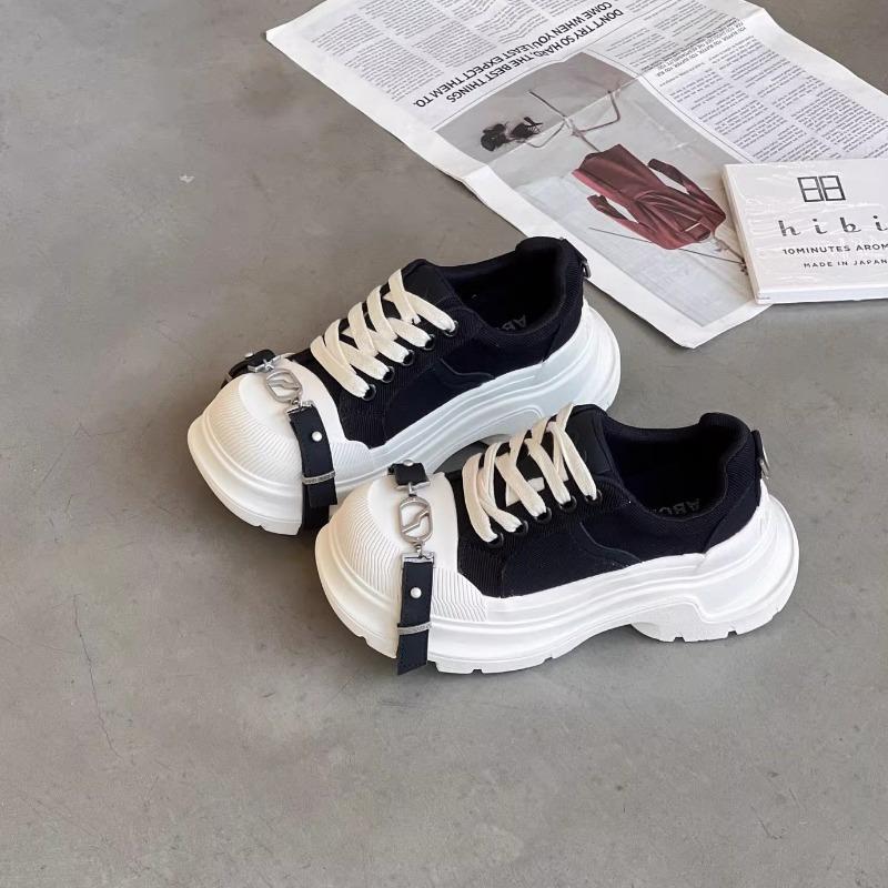 

Сетчатые маленькие белые туфли женские летние новые туфли на толстой подошве-маффин повседневные женские туфли универсальные, дышащие, увеличивающие рост и стройнящие одинарные туфли 35 чёрный