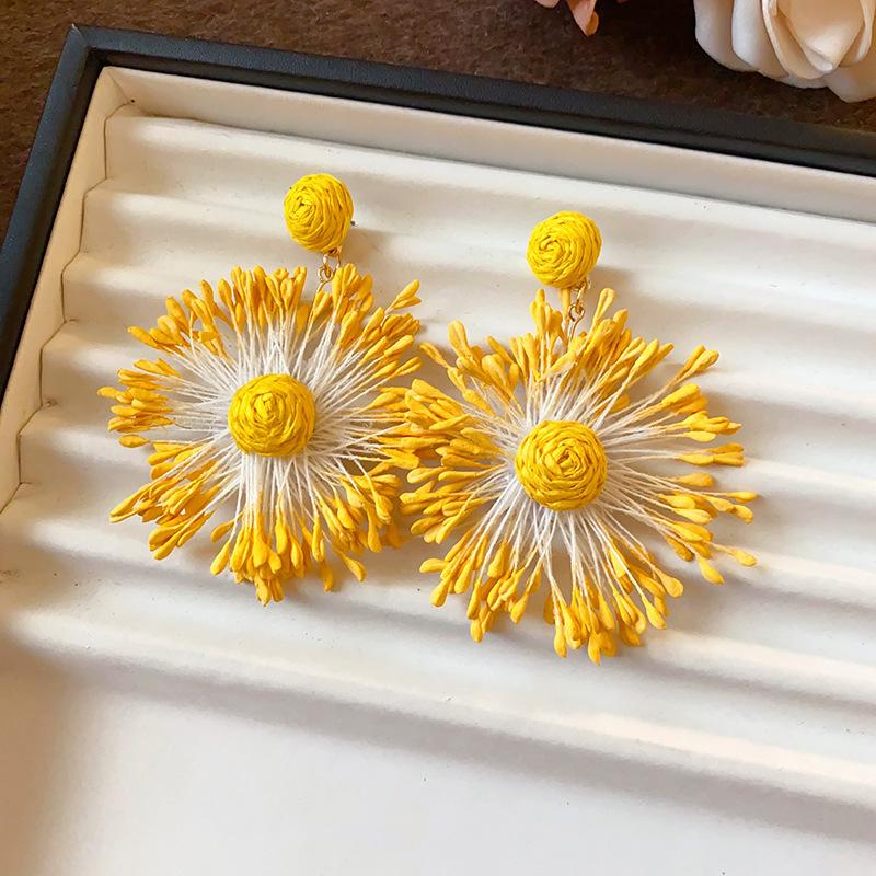 Small fresh yellow mesh flower earrings summer sweet light luxury stud earrings vacation style high-end earrings