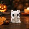 Kleine Tischskulptur Halloween Geisterkatze Statue 3D Gedrucktes Ornament Weiß Einzigartiges Party-Requisit Niedliche Figur für Zuhause Büro Schreibtisch Dekoration Dekor