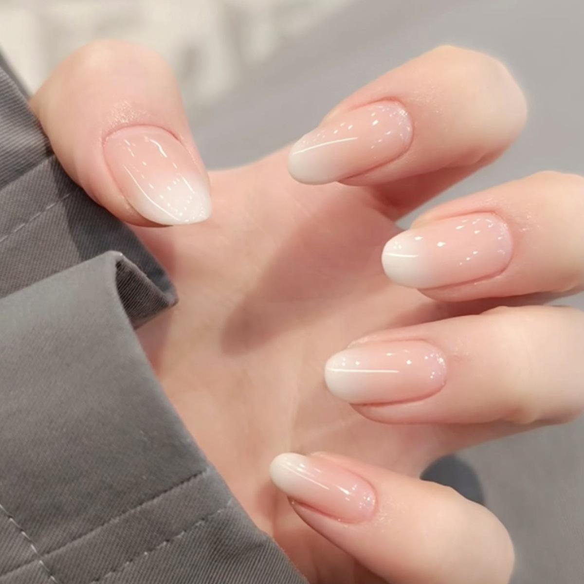 Gentle pink and white gradual change French wearing armor simple short round manicure film explosion fake nails