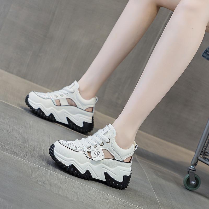 Sommer neue vielseitige dicke Sohle hohle Tasche Kopf Sandalen Damen lässige atmungsaktive kleine weiße Schuhe Muffinsohle erhöht