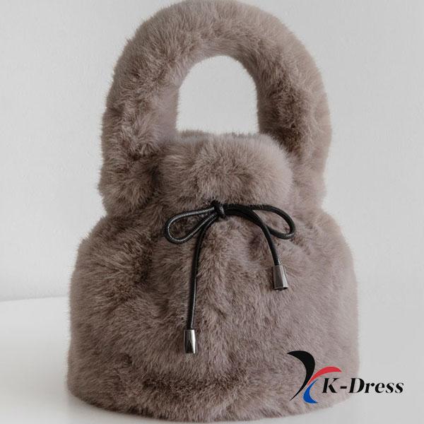 

Міні-сумка через плече зі штучного хутра норки на шнурках (2 кольори) 17x18x17cm світло-коричневого кольору