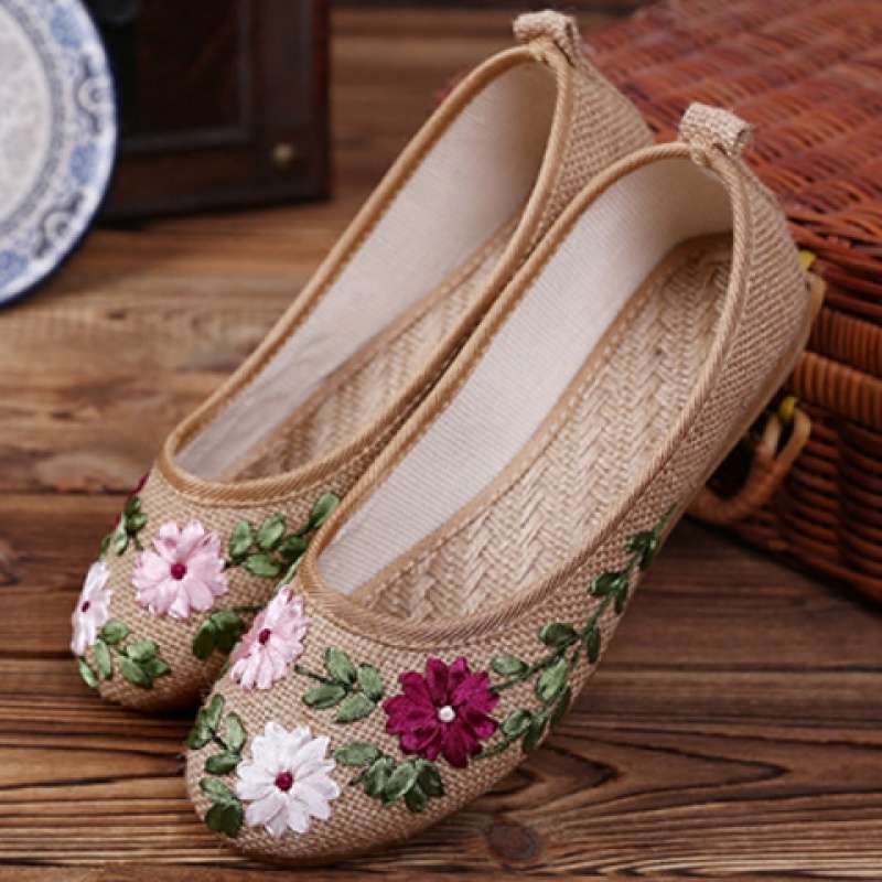 Frühlings- und Sommer-Damen-Stickschuhe alte Nordstoffschuhe Damenschuhe Ethno-Stil Schuhe Oma mittelalterliche und ältere Mutter flach s