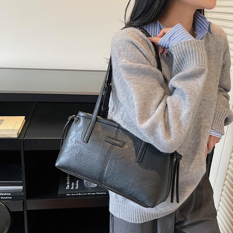 Large-capacity Retro Bag Women's Autumn and Winter Versatile 2025 New Simple Shoulder Bag Popular Commuter Tote Bag This Year
