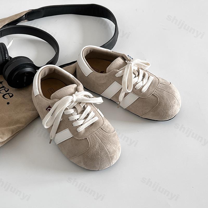 Fashion Retro Fashion Low Top Casual Flat Sports Shoes for Women Autumn 2025 New Comfortable Versatile Non Slip Lace Up Trendy Sneakers