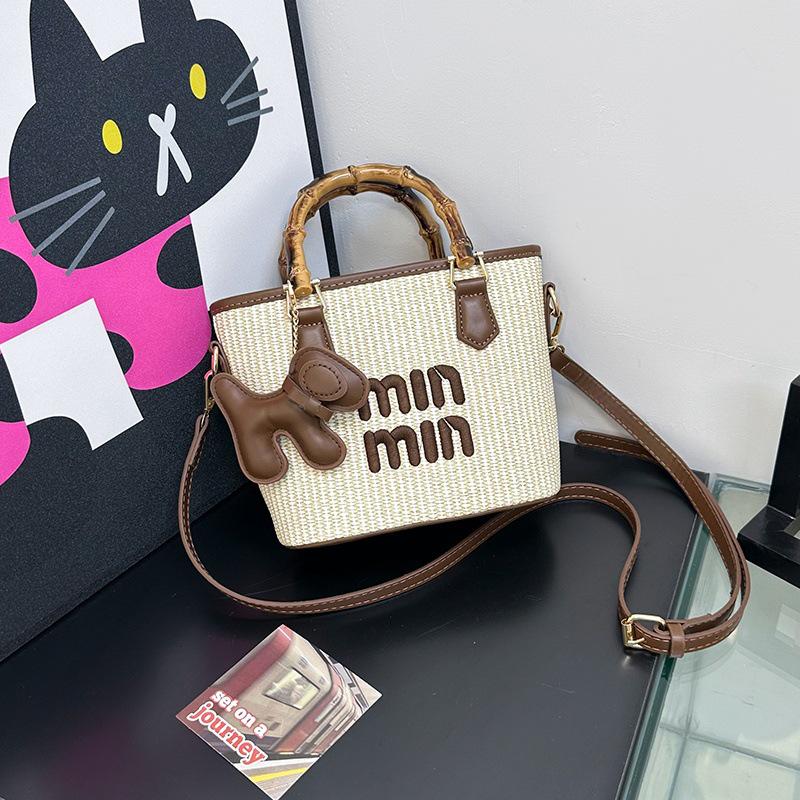 

Женская сумка-ведро кроссбоди с плетением из соломы и бамбуковой ручкой – универсальная мода для пляжа или города. Pendant only коричневый