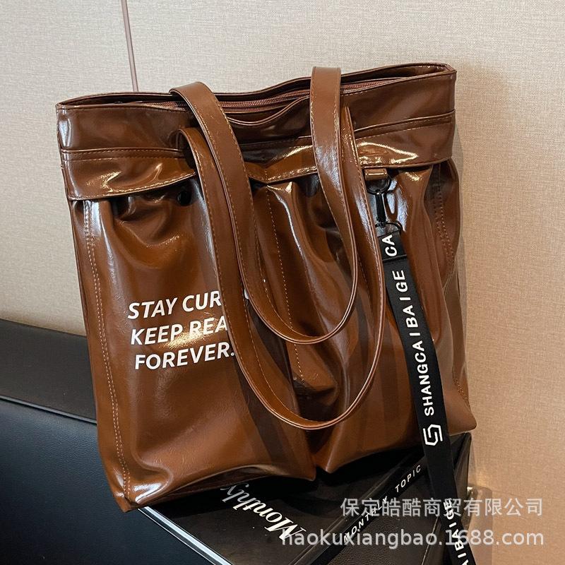 Oily leather bag women's large capacity 2025 new autumn and winter texture shoulder bag versatile and popular class commuter tote bag