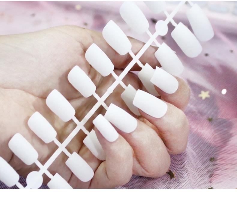 24 pezzi / set fai da te unghie rapide testa piatta lunga satinata opaca unghie finte strisce multicolori manicure con usura finita