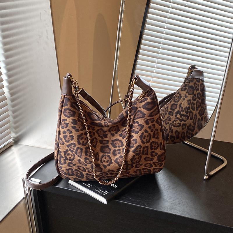 Ielgy High-End Retro Texture One Shoulder Large Capacity Commuter Chain Tote Bag