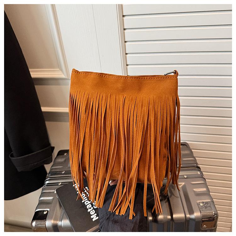 Супер огонь нишевая замшевая сумка женская 2025 новая модная универсальная сумка-мессенджер популярная популярная сумка-ведро с бахромой коричневый