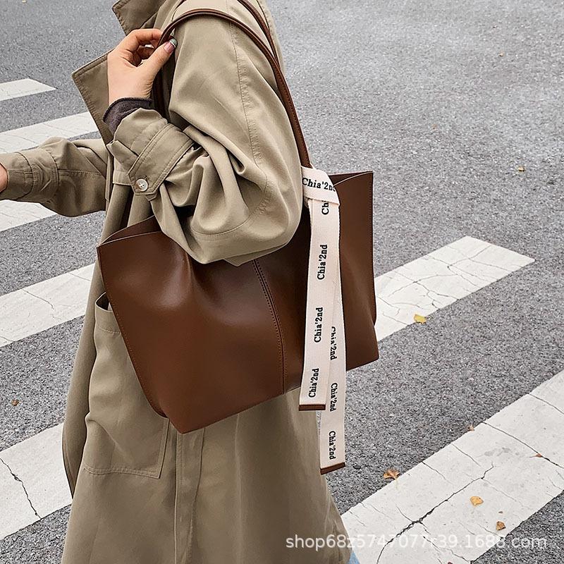 

Retro textured bag women s 2025 winter new fashion ribbon shoulder tote bag commuter large-capacity handbag