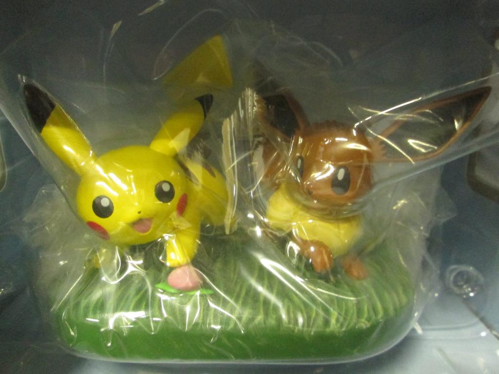 Pokemon WakuWaku Get Lottery 2013 Last Prize Pikachu Eevee Vignette Figure &