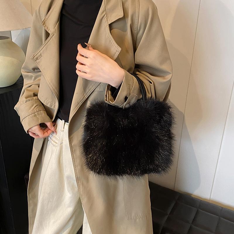 Furry portable small bag fashion strap Furry small square bag autumn and winter texture women s messenger bag 21*13*15 чёрный