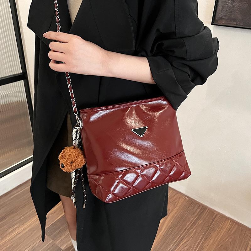 

This year s popular bucket bag women s 2025 new fashion commuter chain bag versatile casual shoulder messenger bag 24*9*21 червоний