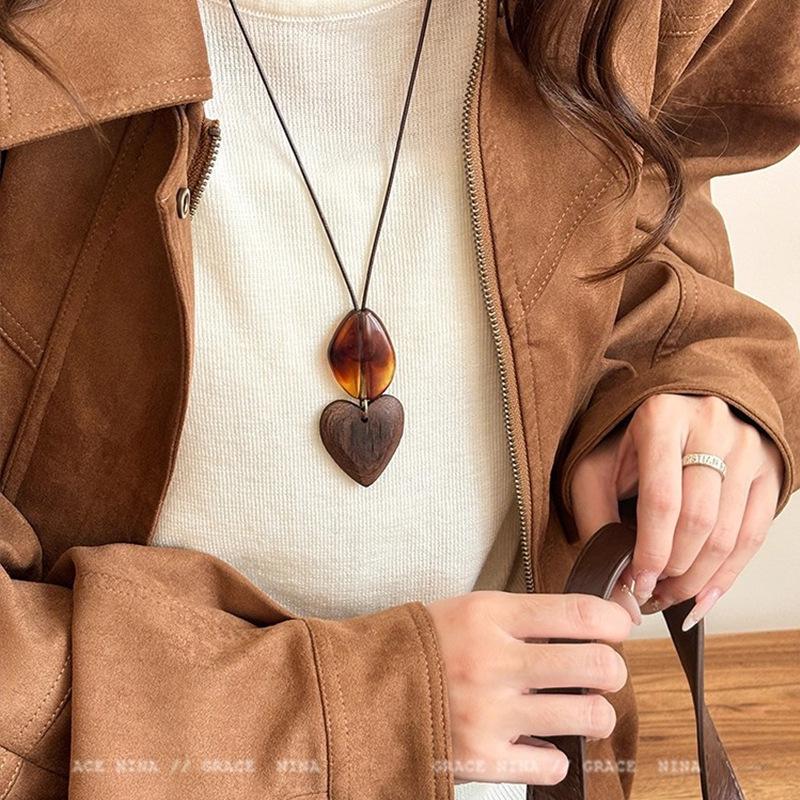 Retro Chinese Tassel Necklace: Unique Ethnic Style Women's High-End Clavicle Chain.